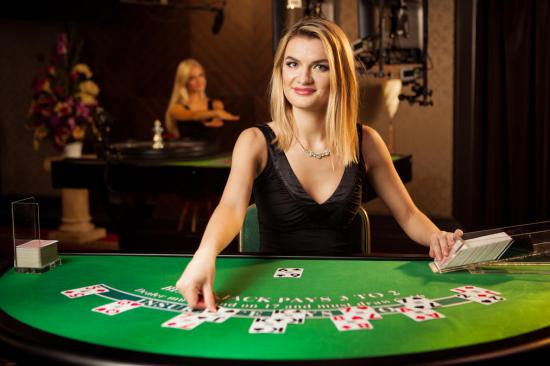 table de jeu de casino femme croupière